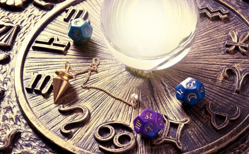 Rueda del zodiaco con bola de cristal y péndulo