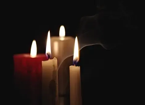 Velas encendidas en la oscuridad