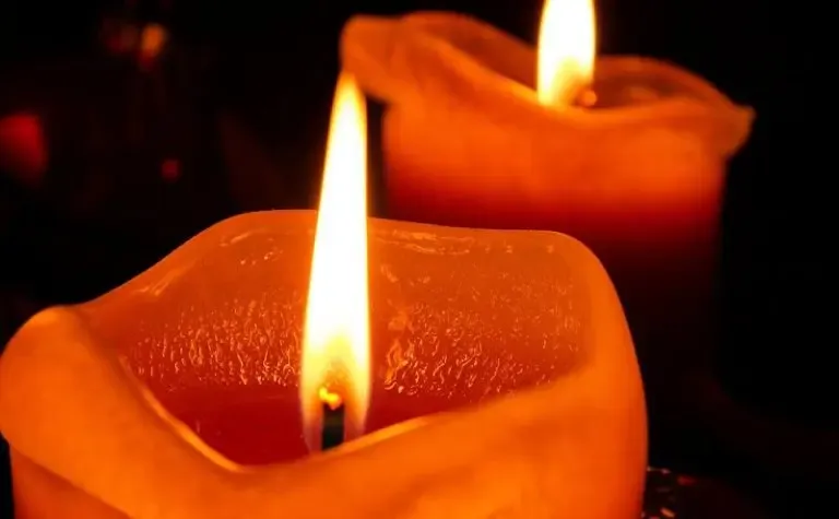 Velas naranjas encendidas